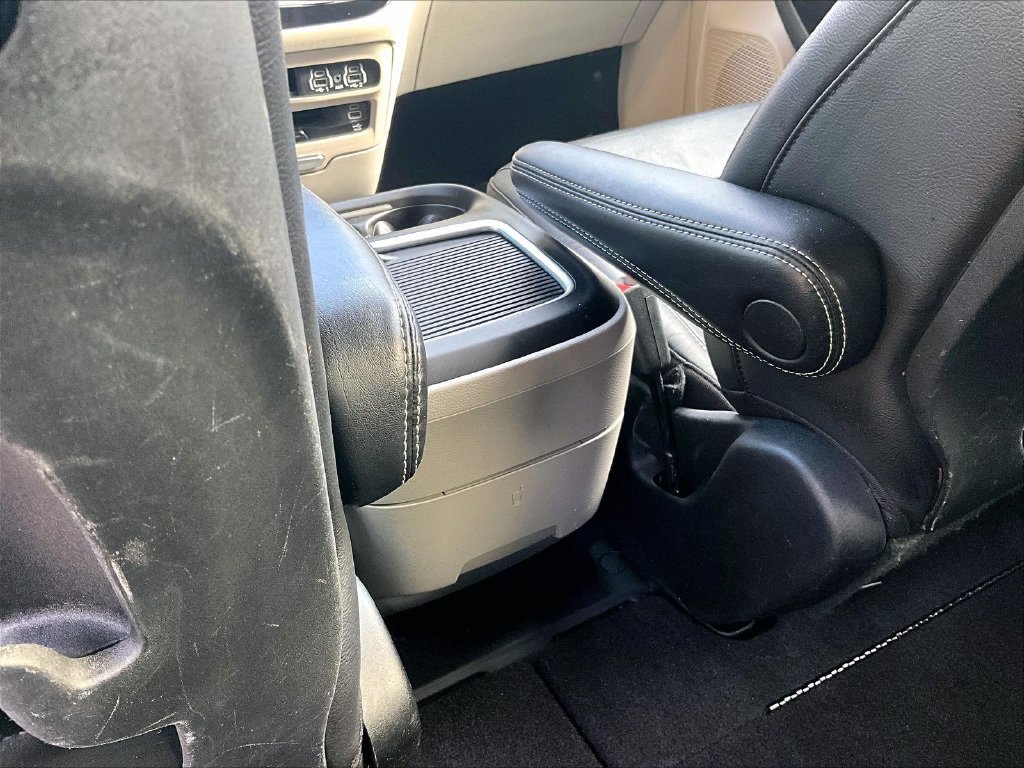 Used 2022 Ceramic Gray Clearcoat Chrysler Touring L image 29