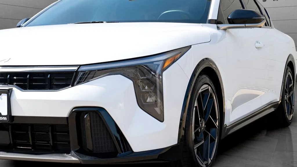 Used 2025 White Kia GT-Line image 9