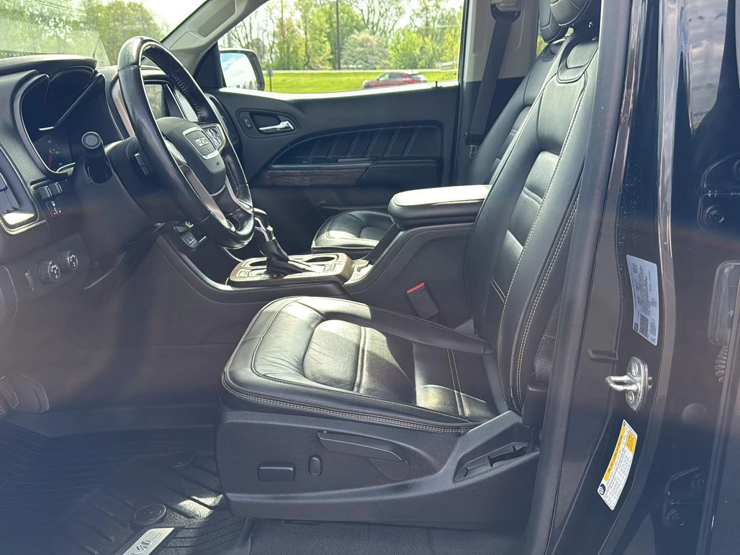 Used 2022 Onyx Black GMC 4WD Denali image 10