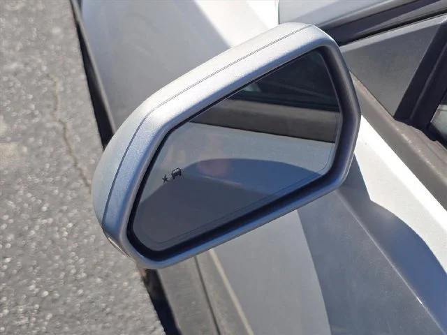 Used 2018 SILVER ICE METALLIC Chevrolet 2SS image 34
