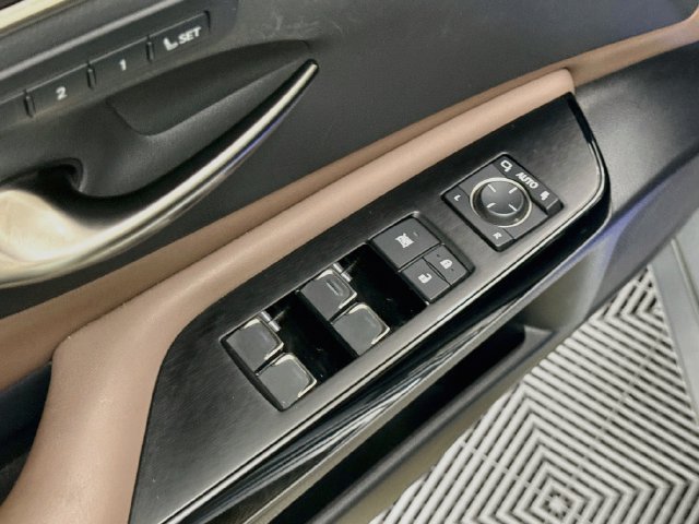 Used 2022 Iridium Lexus 300h image 18