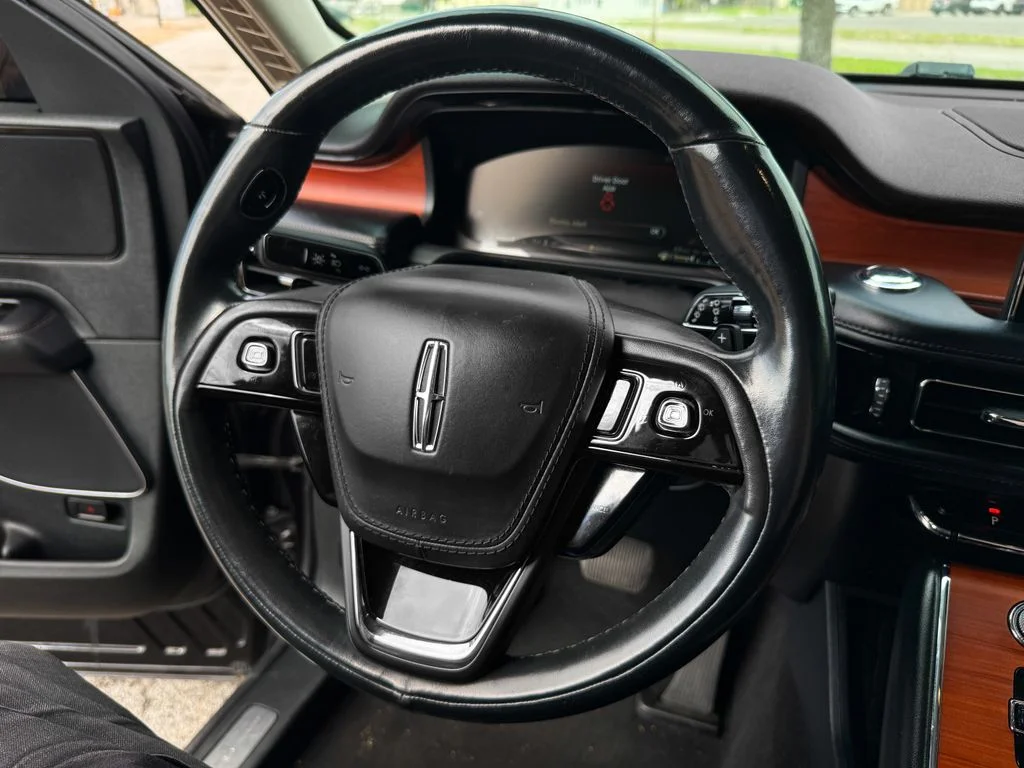 Used 2020 Black Lincoln Reserve image 12