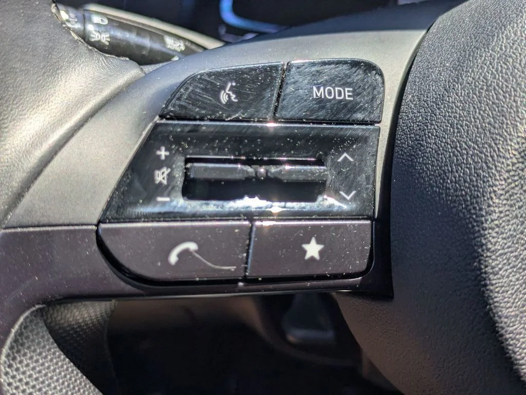 Used 2025 Black Hyundai SEL Sport image 17