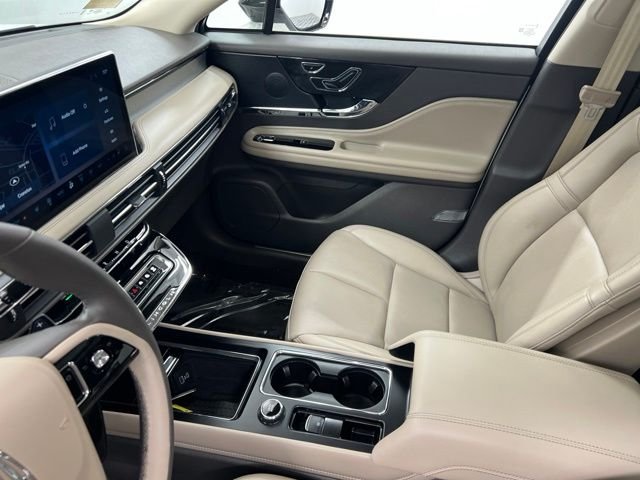 Used 2023 White Lincoln Standard image 22