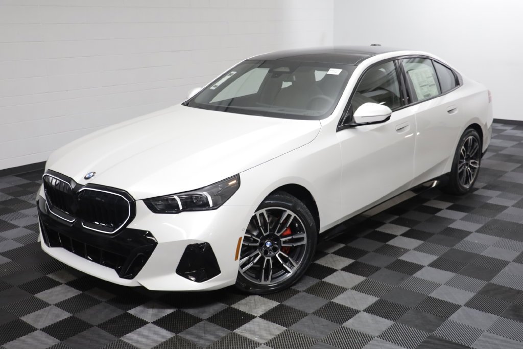 New 2027 Mineral White Metallic BMW 530i xDrive image 2