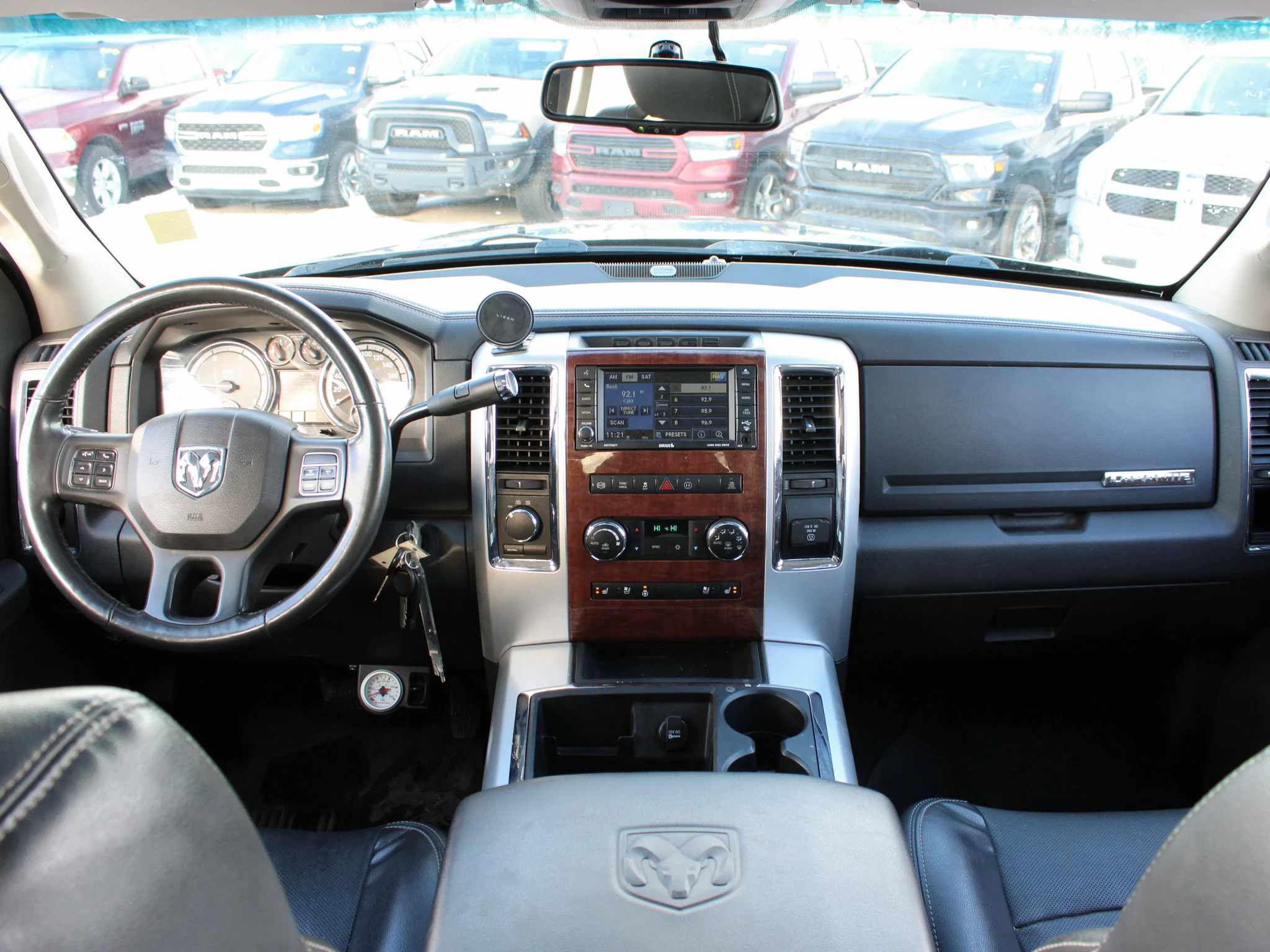 Used 2012 Black RAM Laramie * Cummins diesel, Airbag Suspension, Sunroof, Cooled/Heated Leather image 4