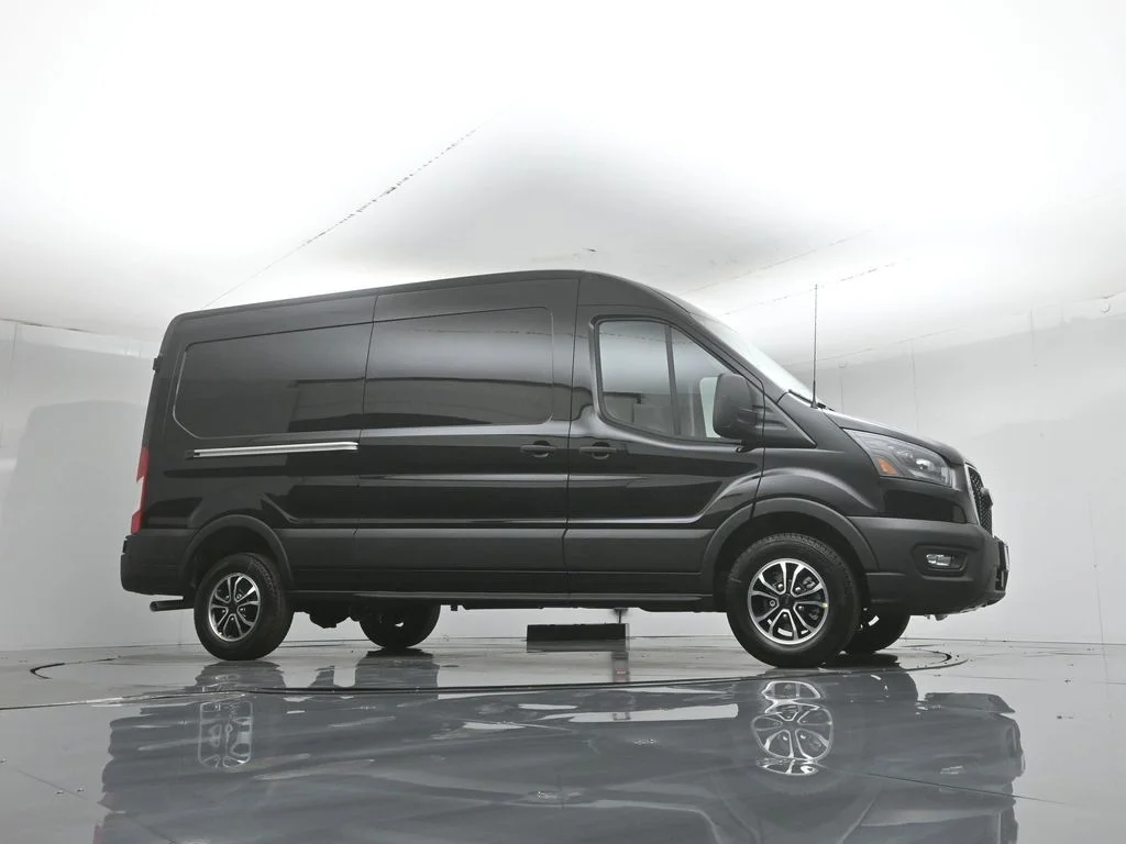 New 2026 Agate Black Metallic Ford Base image 3