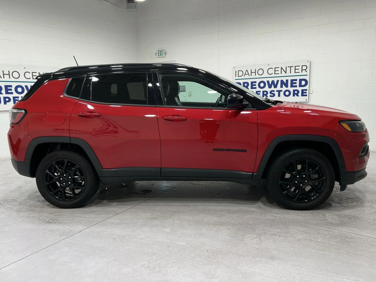 Used 2023 Red Jeep Latitude image 9