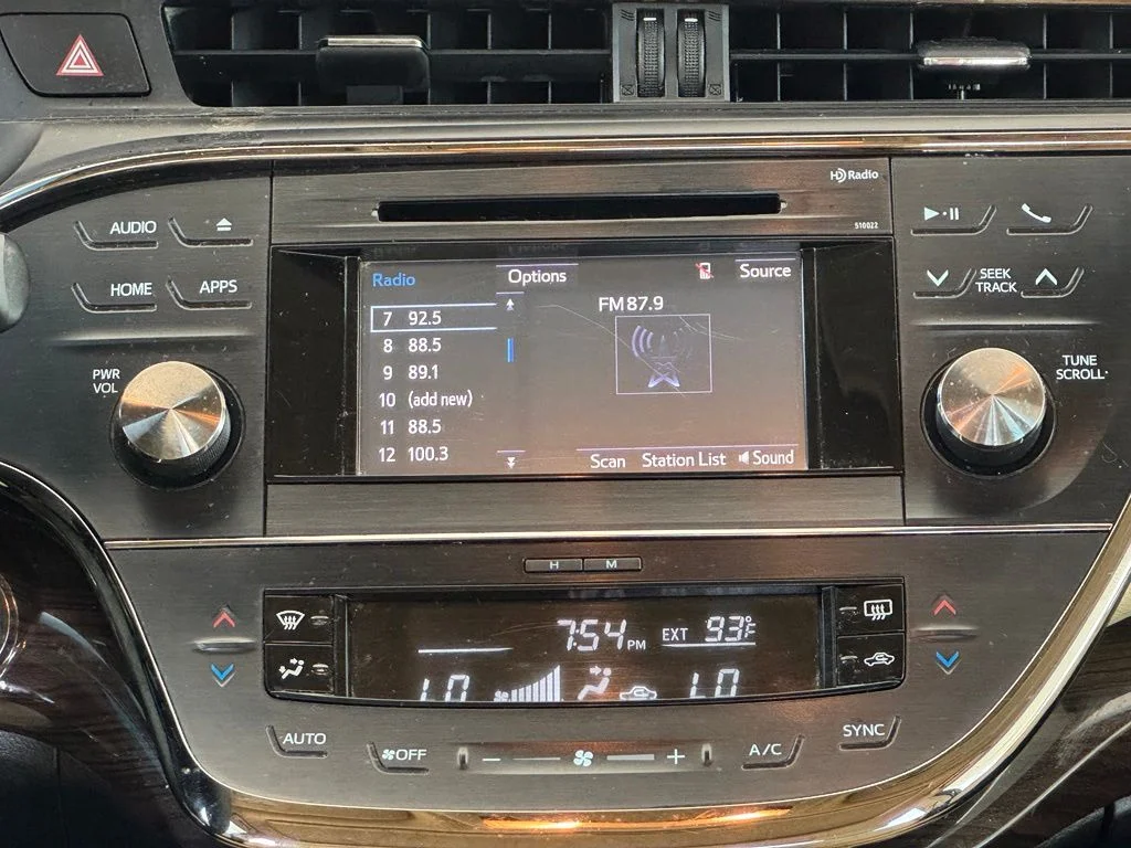 Used 2015  Toyota XLE Premium image 27