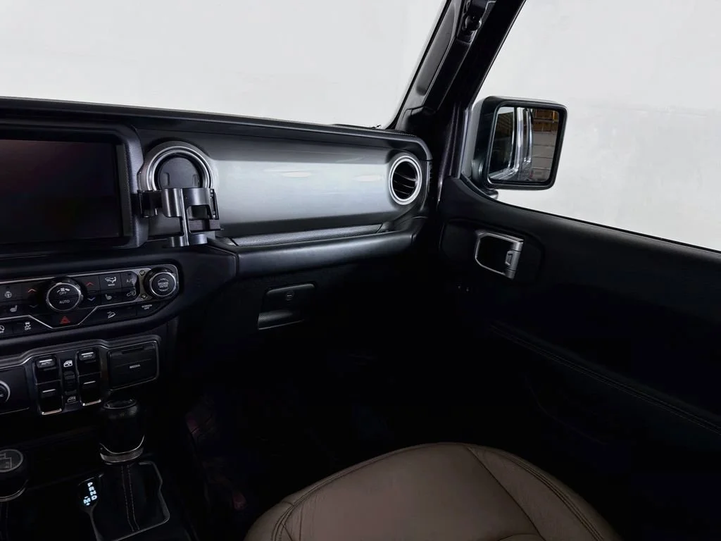Used 2019 Granite Crystal Jeep Sahara image 20