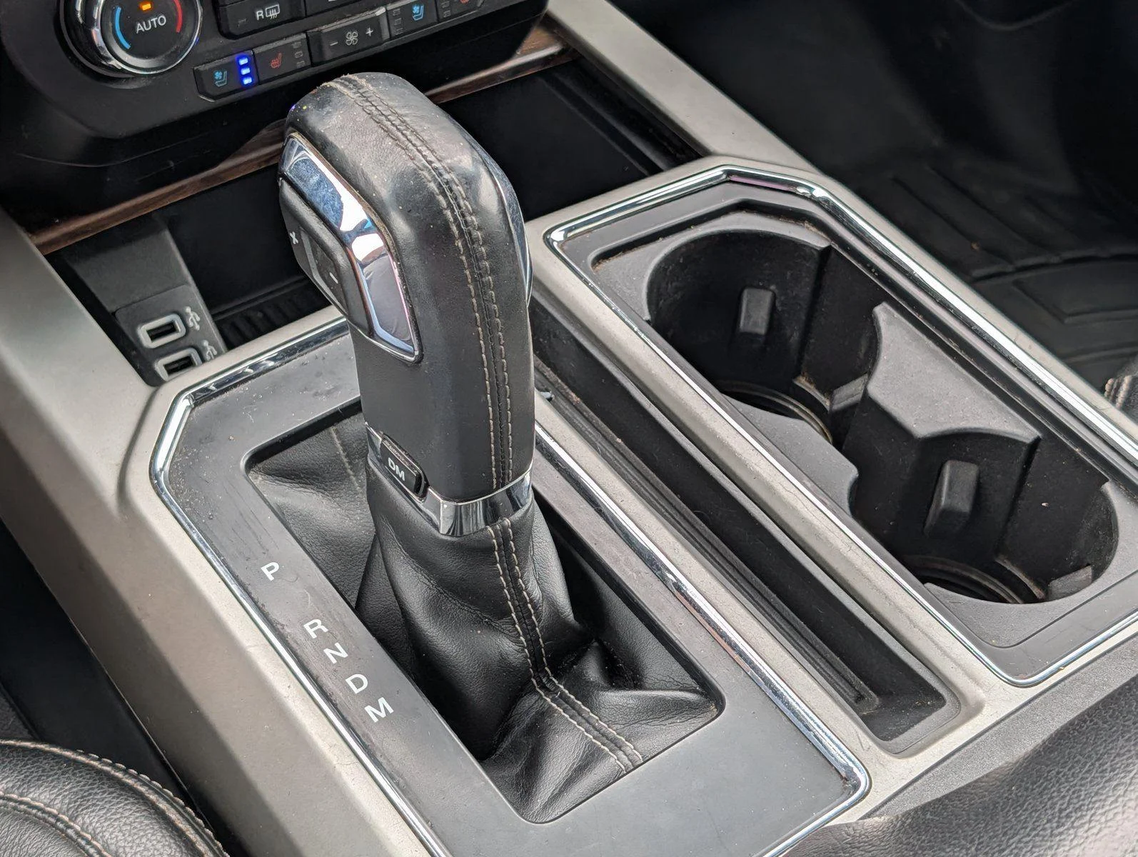 Used 2018 White Platinum Metallic Tri-Coat Ford LARIAT image 21