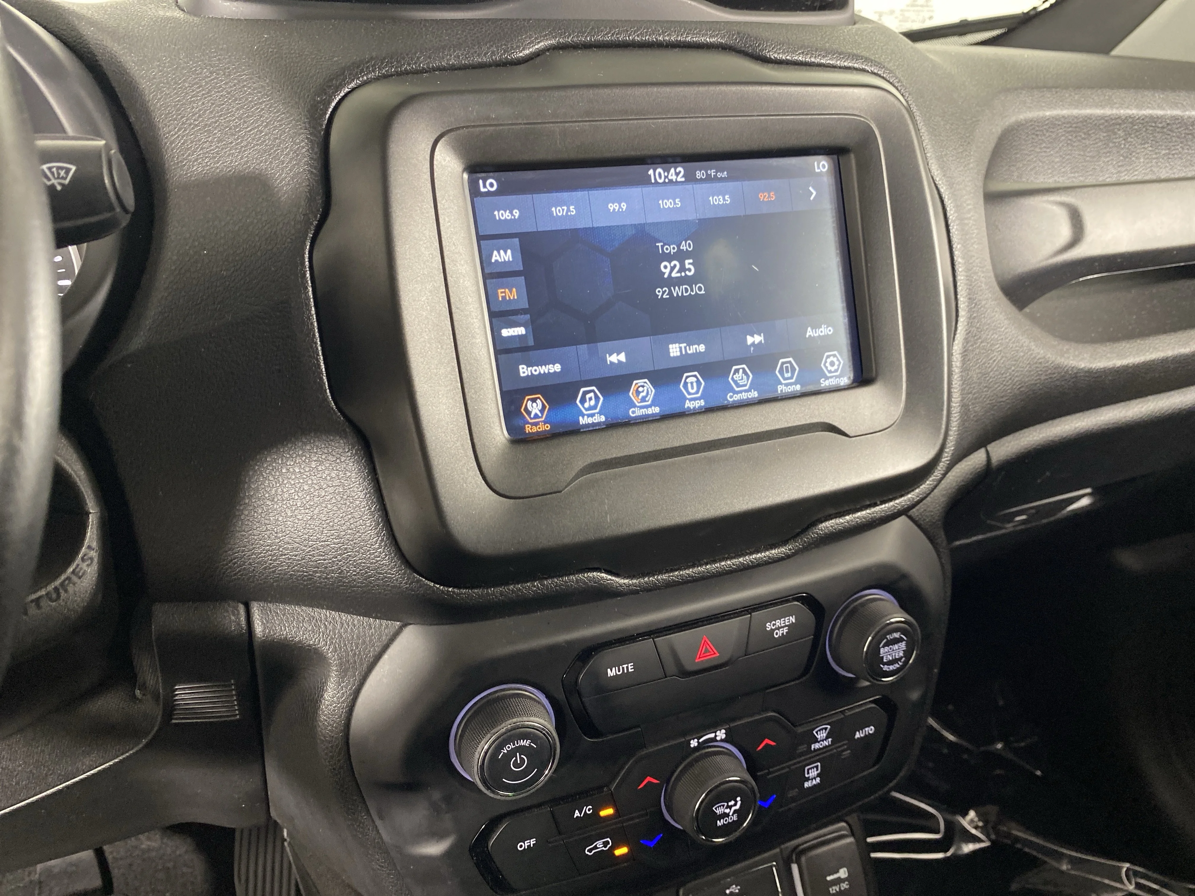 Used 2020 Alpine White Clearcoat Jeep Latitude image 29