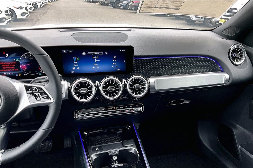 New 2026 Polar White Mercedes-Benz GLB 250 image 7