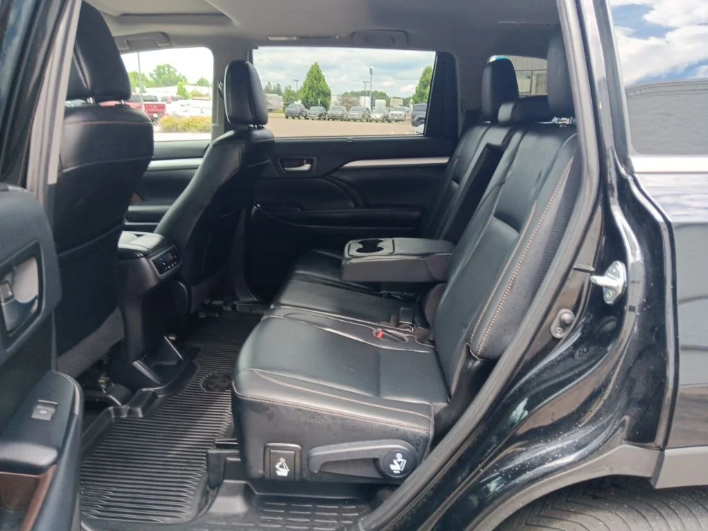 Used 2019 Midnight Black Metallic Toyota XLE image 34