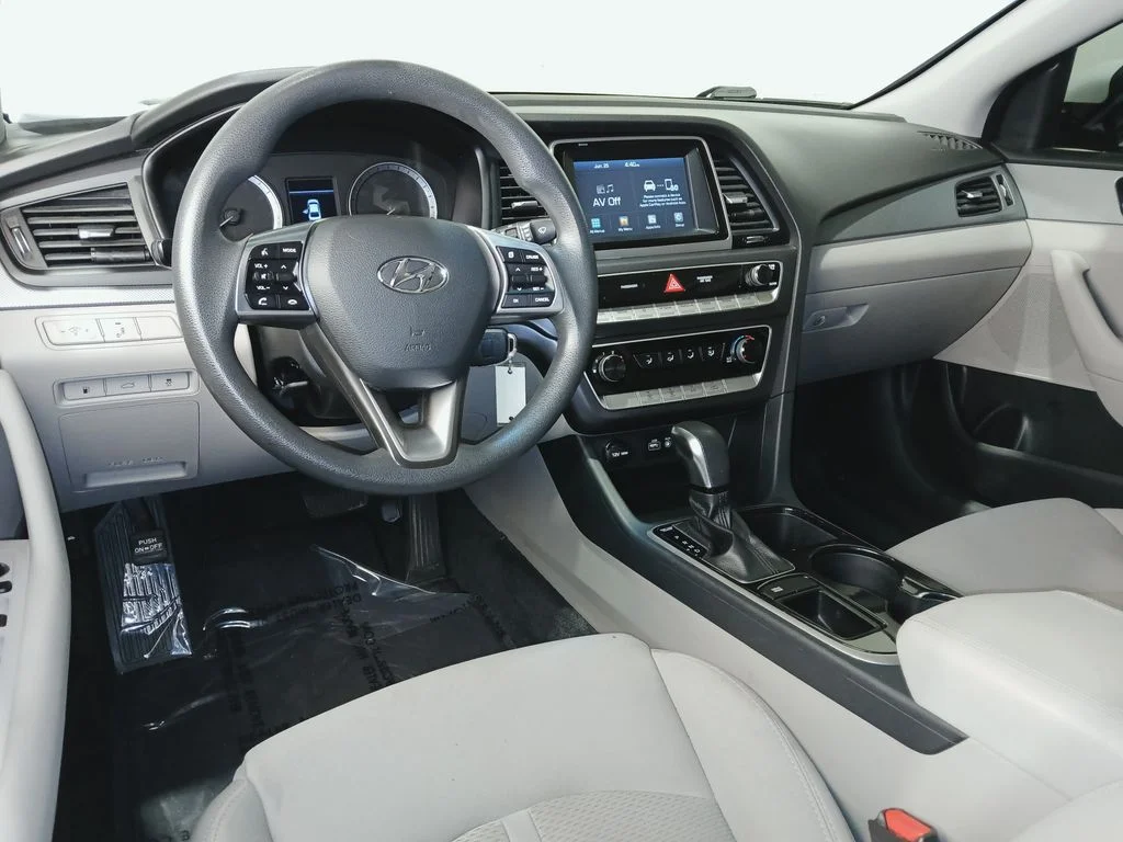Used 2018 White Hyundai SE image 8