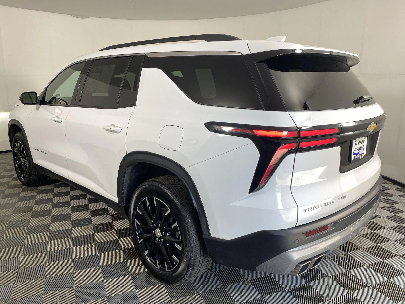 Used 2025 Summit White Chevrolet LT image 5