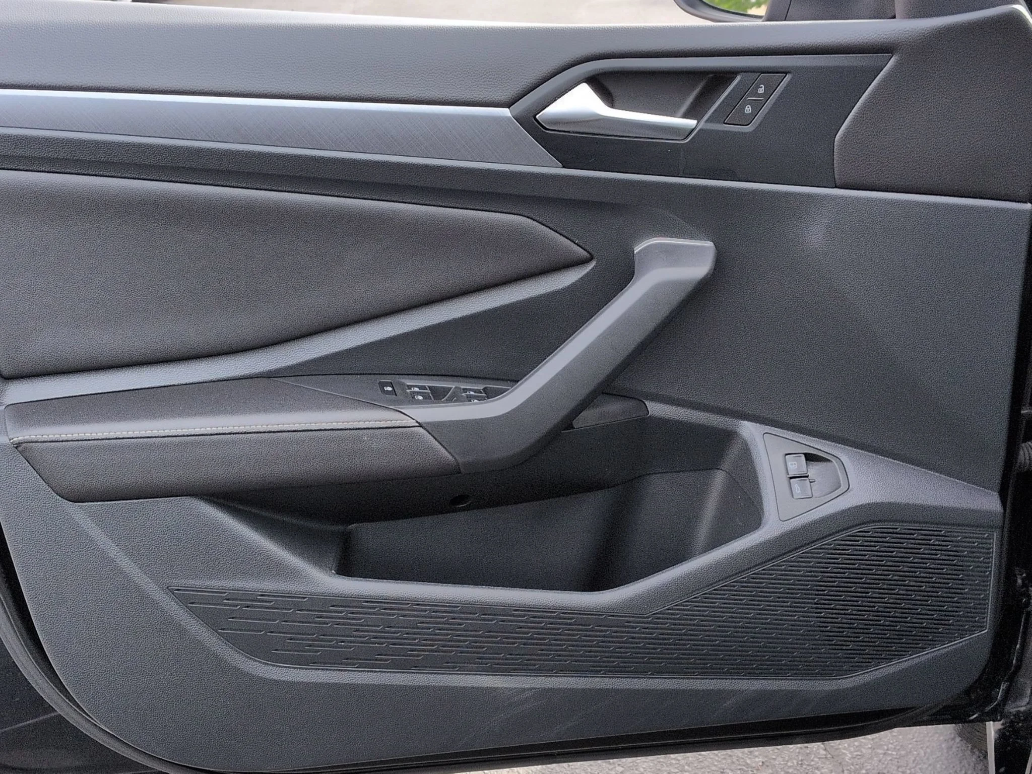 Used 2024 Deep Black Pearl Volkswagen SE w/Sunroof image 12