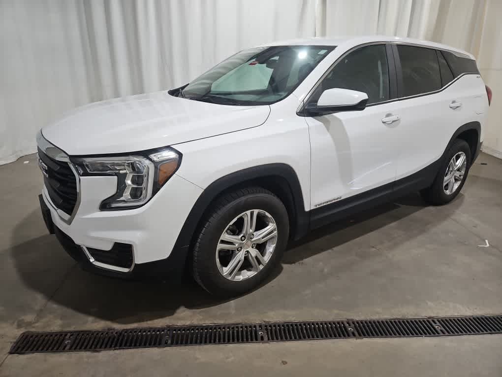 Used 2024 Summit White GMC SLE image 2
