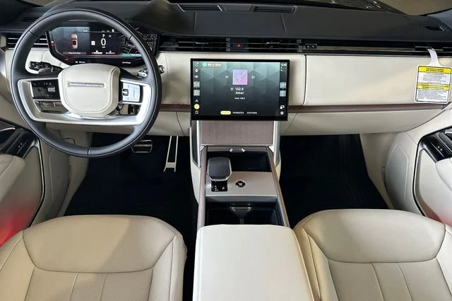 New 2026 Obsidian Black in Gloss Finish Land Rover SE image 12