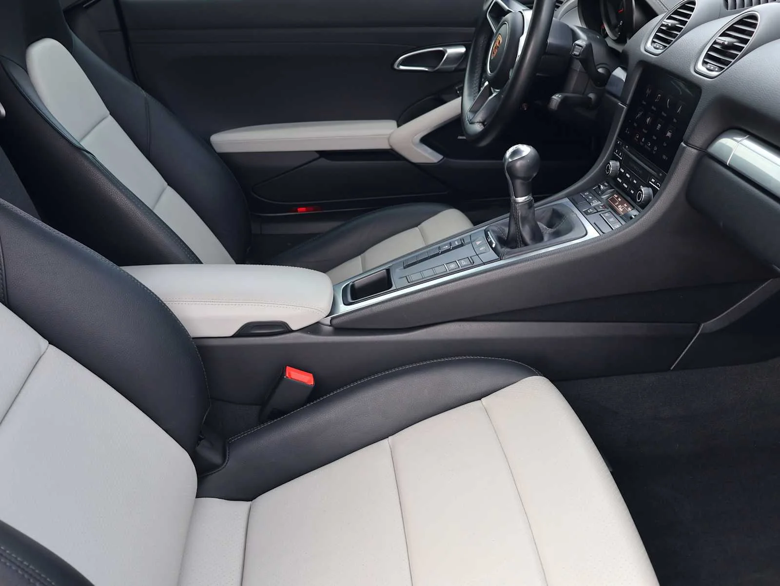 Used 2018 White Porsche  image 14