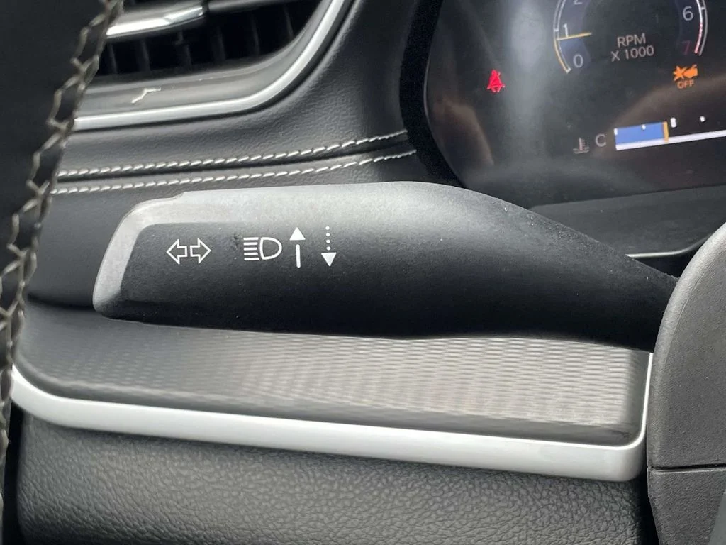 Used 2023 White Jeep Altitude image 33