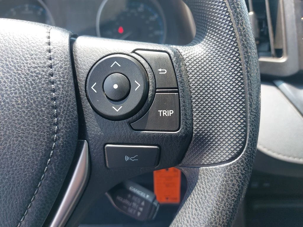 Used 2018 White Toyota LE image 17