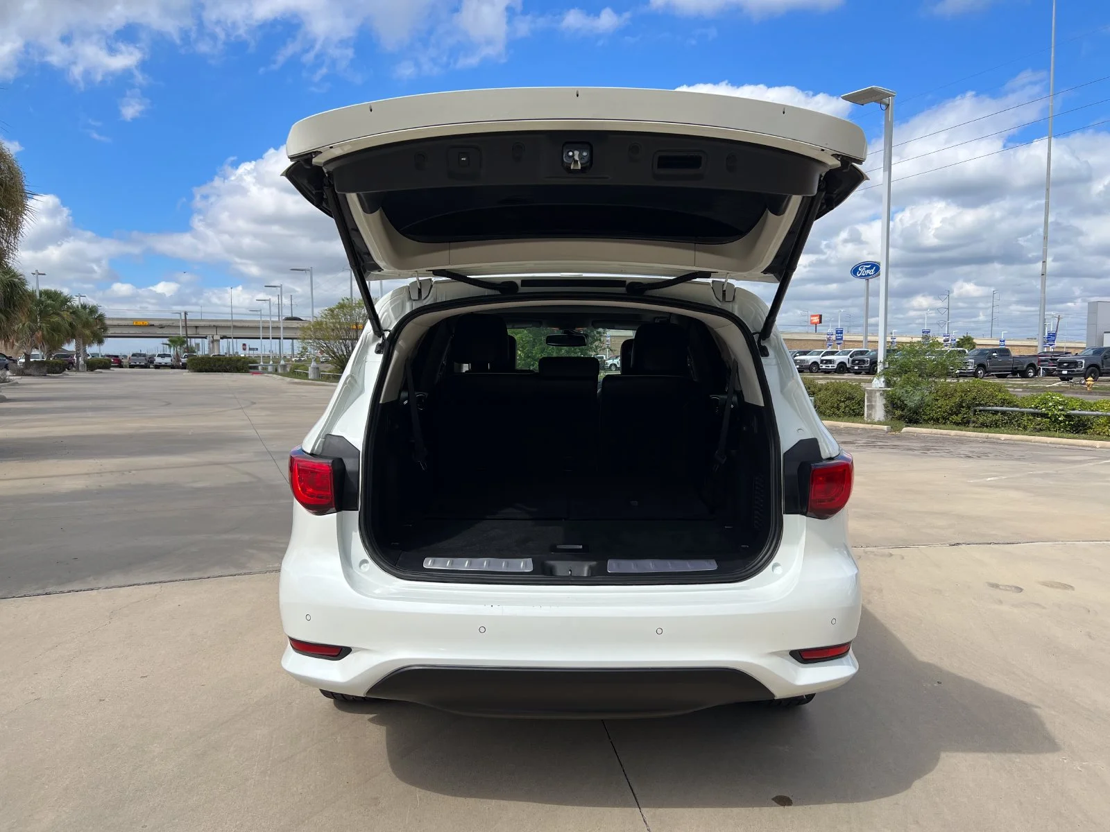 Used 2020 White INFINITI LUXE image 4