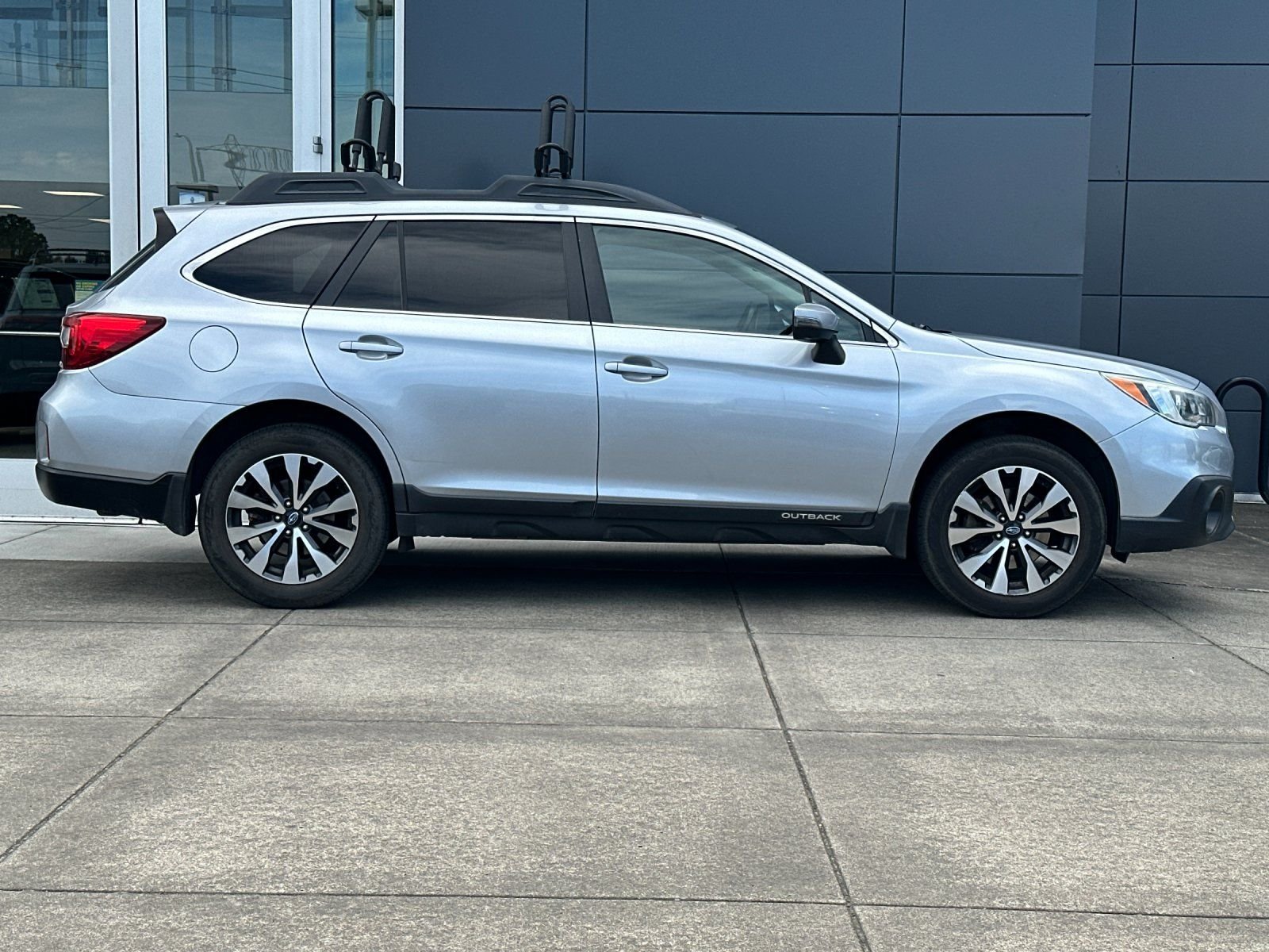 Subaru Outback シルバー 5ドア AWD Pre-Owned 2015 Subaru Outback 2.5i 4D Sport Utility in Portland