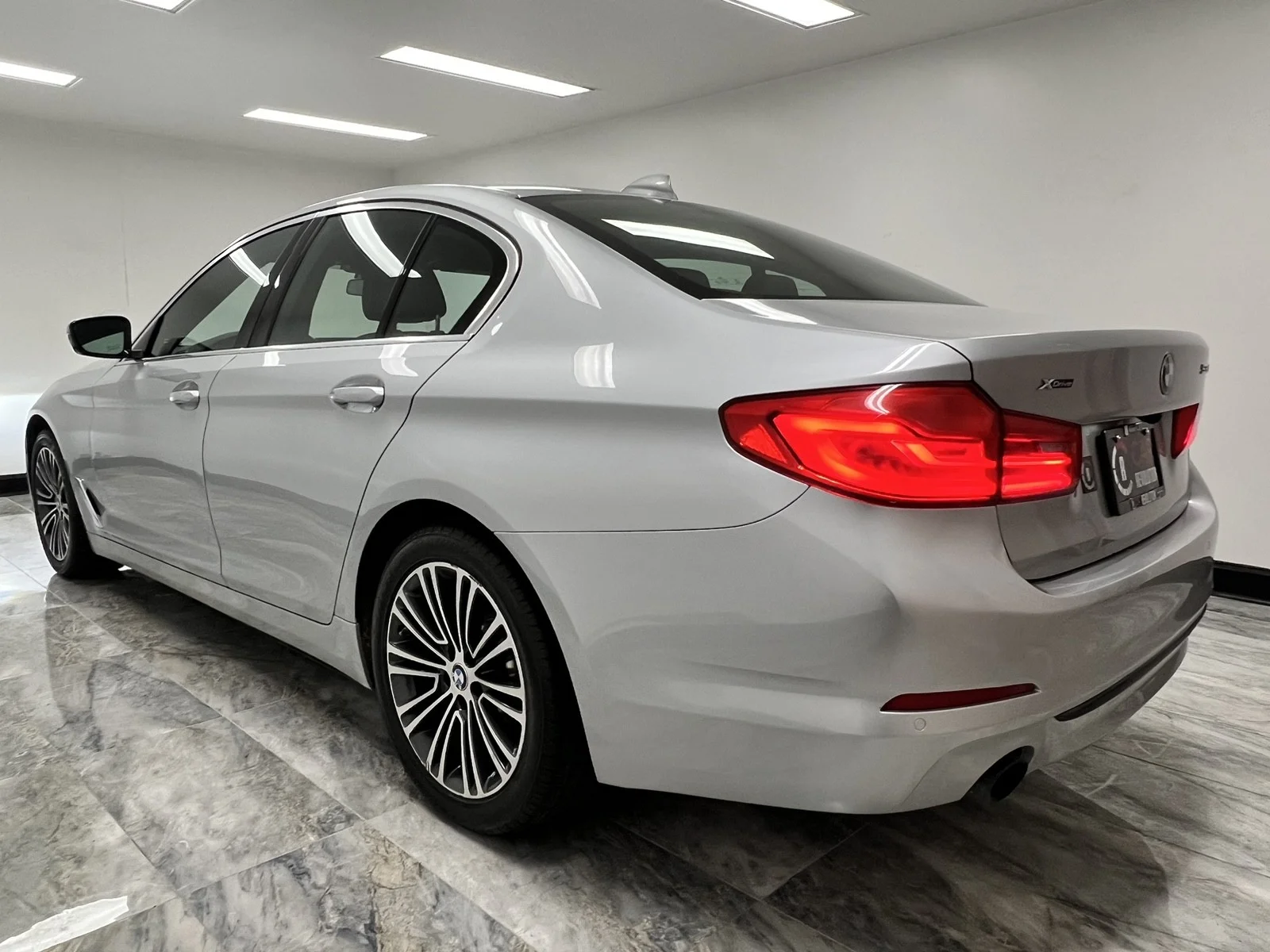Used 2019 Glacier Silver Metallic BMW 530i xDrive image 5