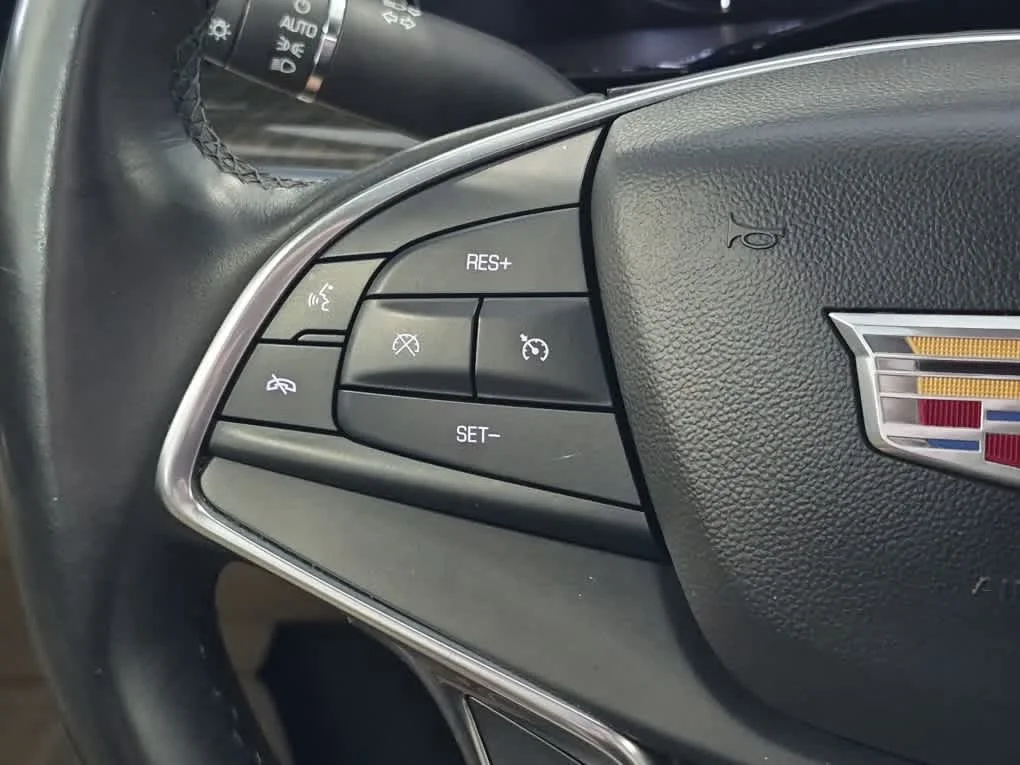 Used 2018 Crystal White Tricoat Cadillac FWD image 15