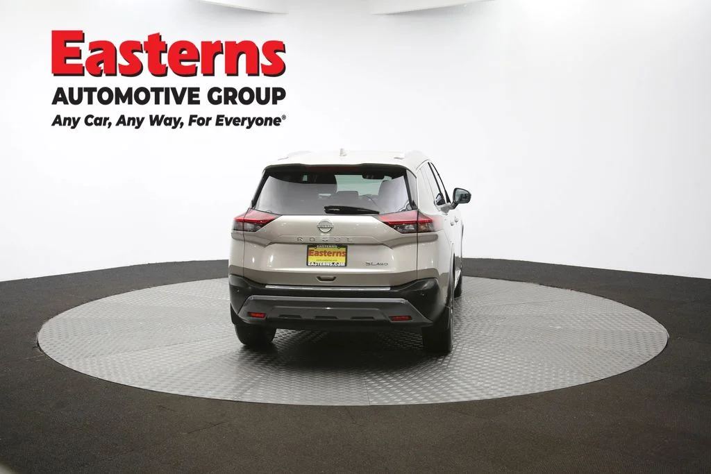 Used 2022 Silver Nissan SL image 36