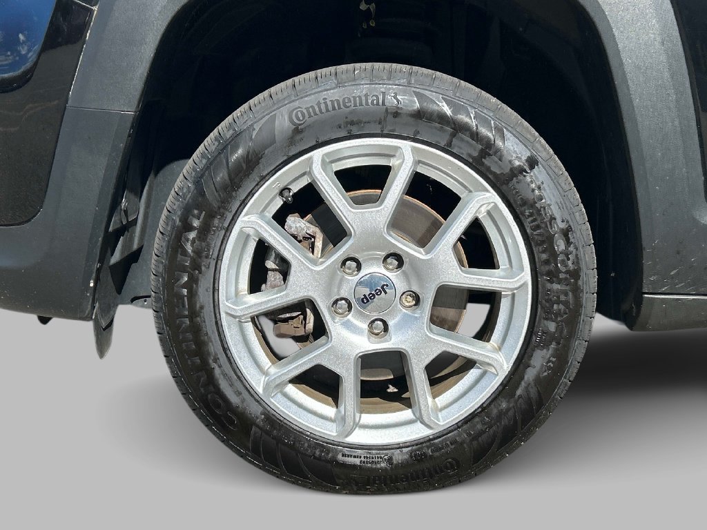 Used 2022 Black Jeep Latitude image 9