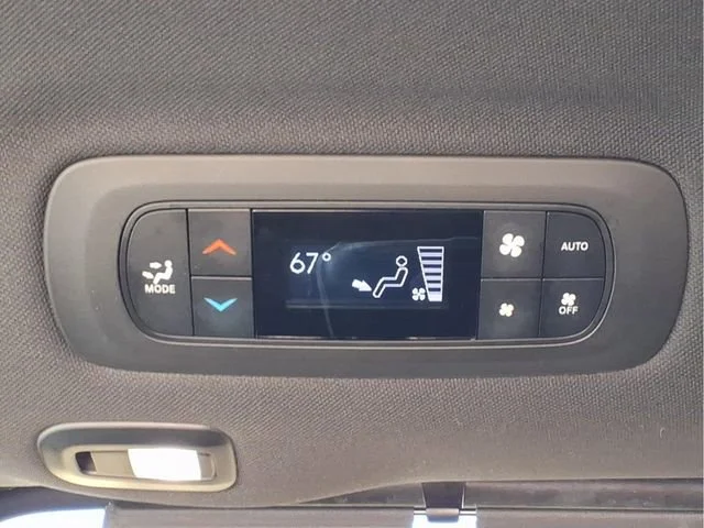 Used 2025  Chrysler Limited image 22