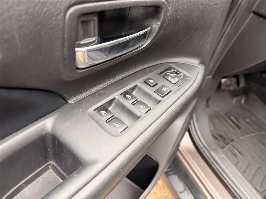 Used 2019  Mitsubishi SE image 26
