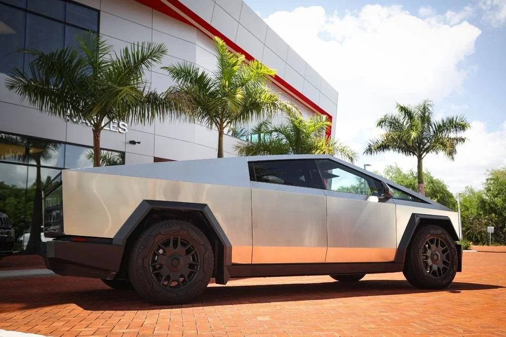 2024 Tesla Cybertruck Base - Photo 22