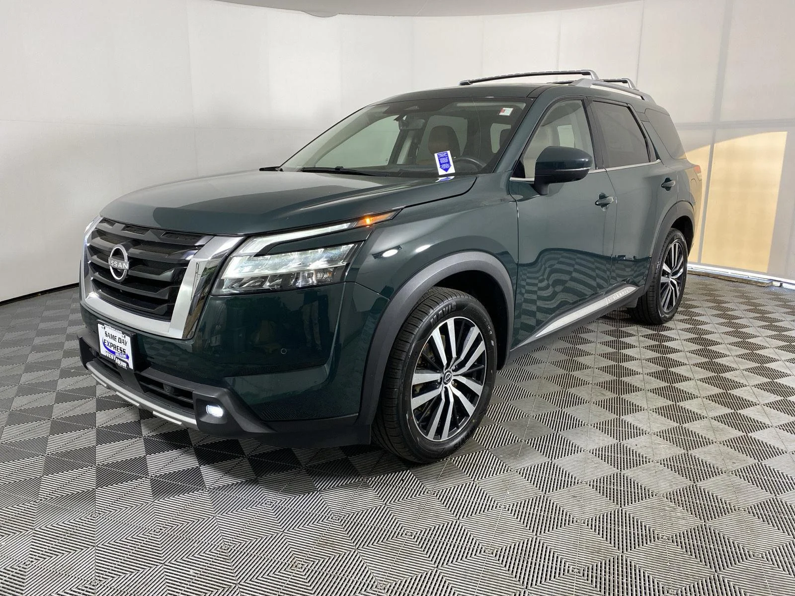 Used 2023 Obsidian Green Pearl Nissan Platinum image 3