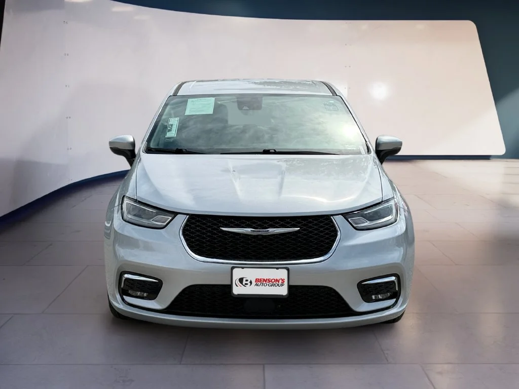 Used 2023 Silver Chrysler Touring L image 8