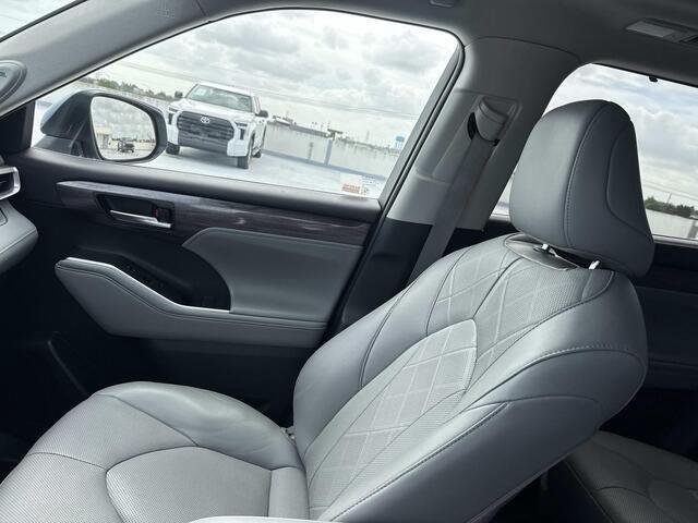 Used 2023 Moon Dust Toyota Platinum image 16