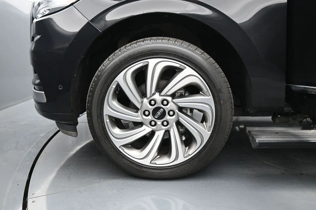 Used 2023 Black Lincoln Reserve image 39
