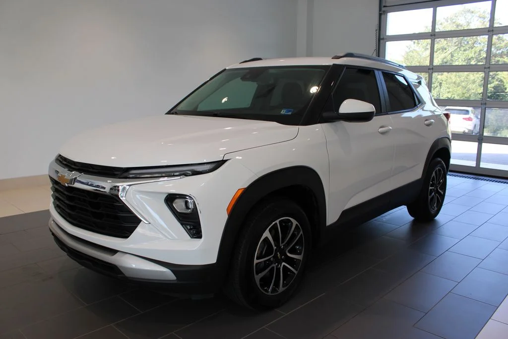 Used 2025 White Chevrolet LT image 12