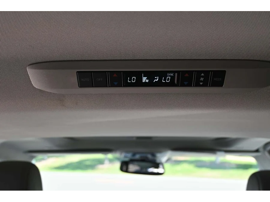 2025 Toyota Sienna XLE - Photo 28