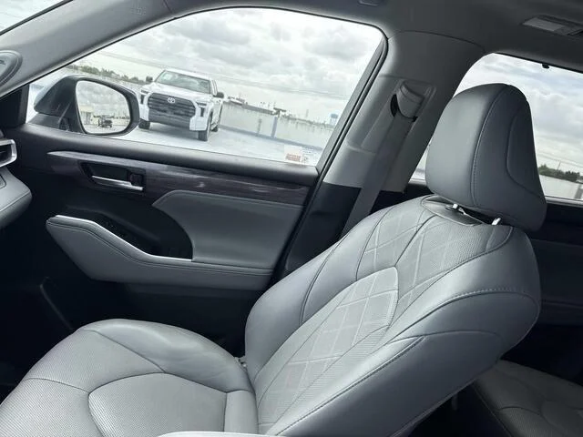 Used 2023 Moon Dust Toyota Platinum image 16