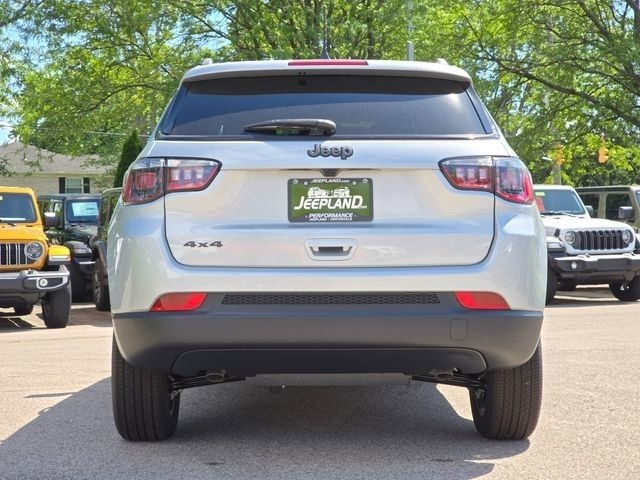 New 2026 Silver Zynith Metallic Clear-Coat Exterior Paint Jeep Latitude image 22