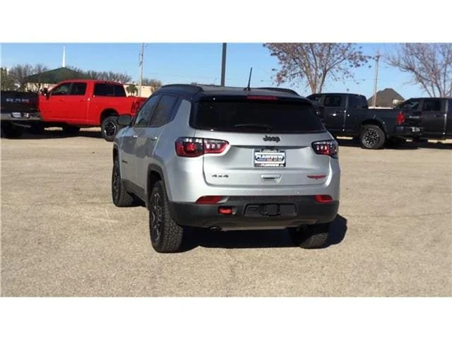 New 2026 Silver Zynith Metallic Clear-Coat  Paint Jeep TRAILHAWK 4X4 image 8
