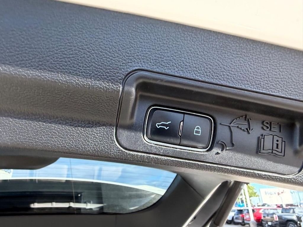 Used 2020 Star White Metallic Tri-Coat Ford XLT image 5