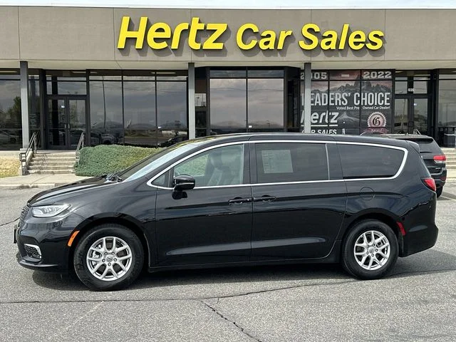 2025 Chrysler Pacifica Select's photo