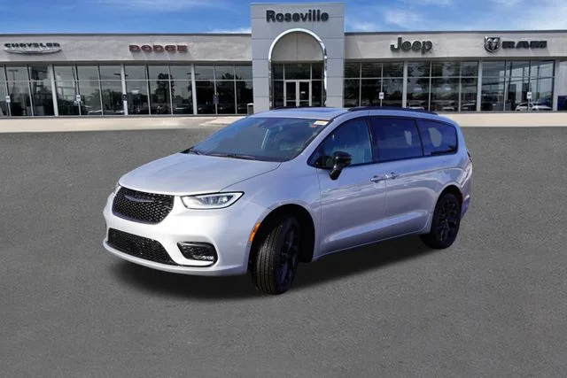 New 2026 Silver Mist Clear-Coat Exterior Paint Chrysler Limited image 7