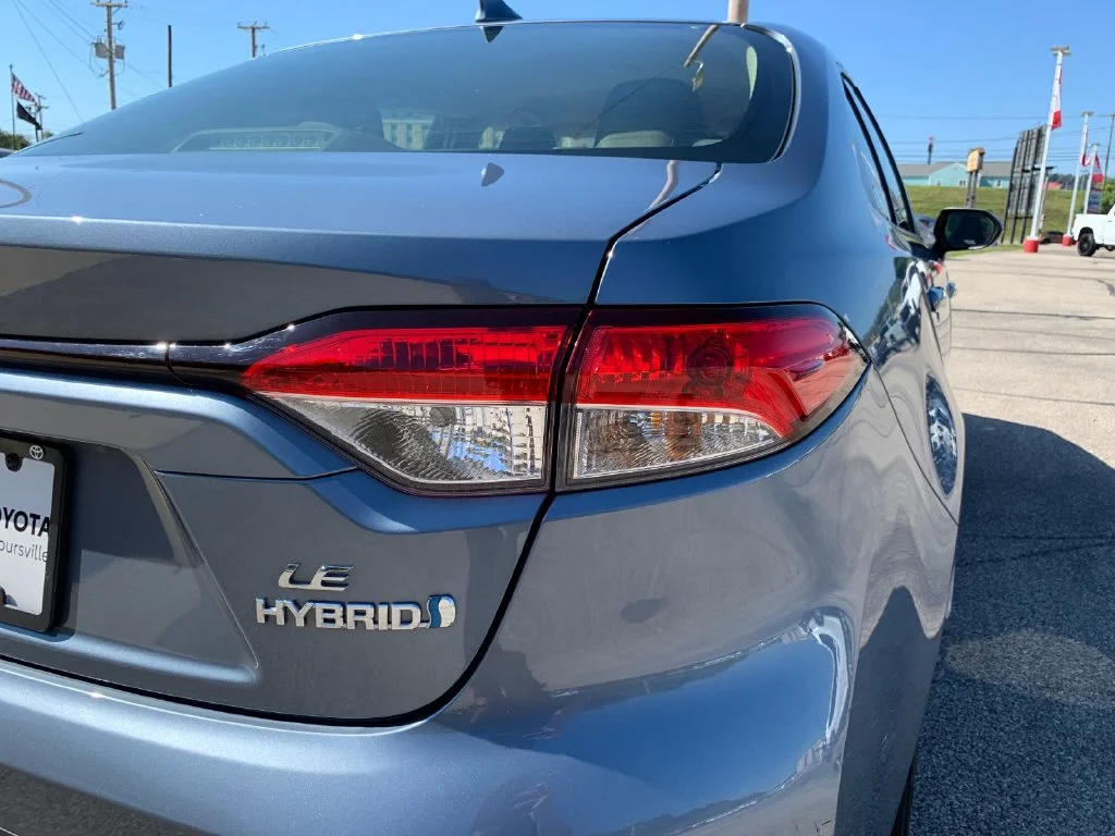 Used 2024  Toyota LE image 32