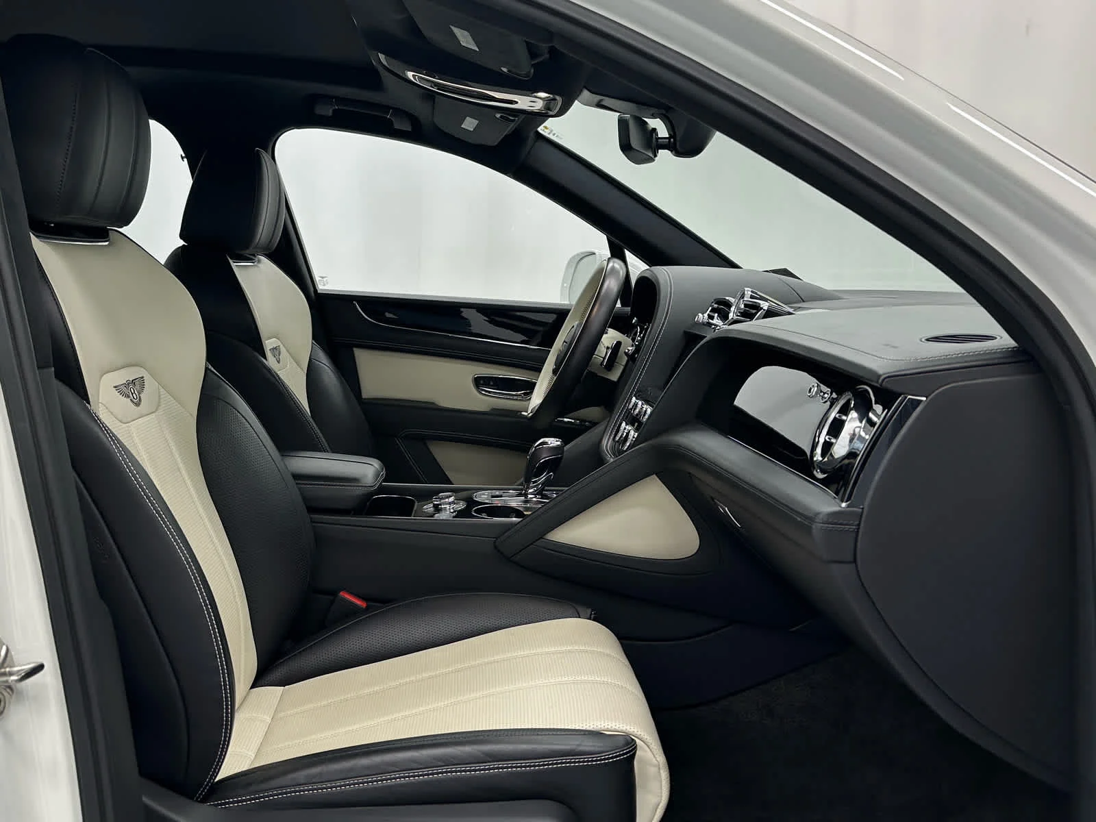 Used 2023 Glacier White Bentley V8 image 18