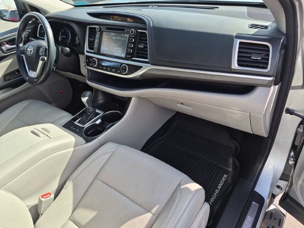 Used 2018 Silver Toyota Limited Platinum image 29